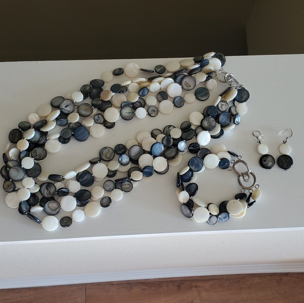 Black and White Flat Pearl